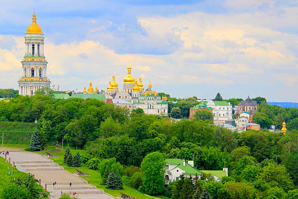 laure des grottes de kiev, au monastère des grottes de kiev, ukraine ciel menaçant - beautiful famous place ideas construction photos et images de collection