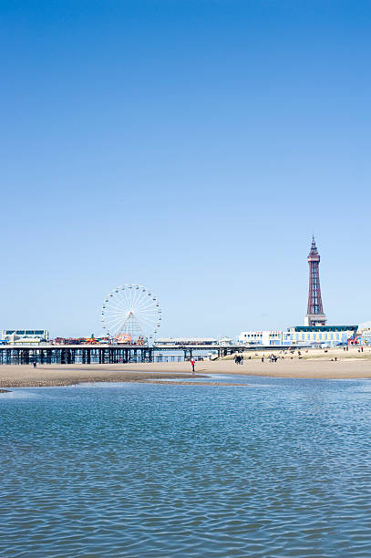 blackpool tower e piers, blackpool, inglaterra - blackpool pier - fotografias e filmes do acervo