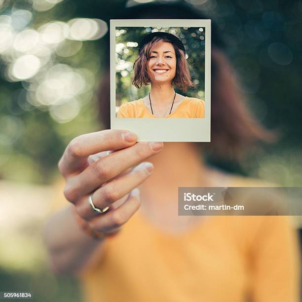 Mädchen Mit Einer Polaroidfoto Stockfoto und mehr Bilder von Polaroid-Transfer - Polaroid-Transfer, Fotografie, Halten