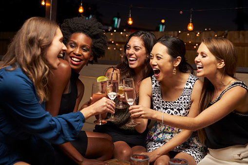 Mujer grupo de amigos disfrutando de noche en el Bar del último piso photo