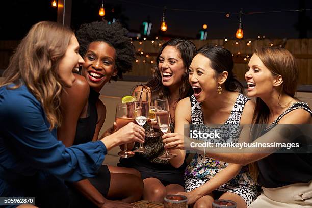 Group Of 雌ご友人との夜をお楽しみいただける屋上バー - 女性のストックフォトや画像を多数ご用意 - 女性, 女性のみ, ガールズナイト