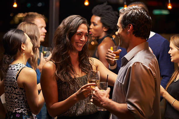 las parejas de baile y bebiendo en la fiesta de noche - outdoors drinking women friendship fotografías e imágenes de stock