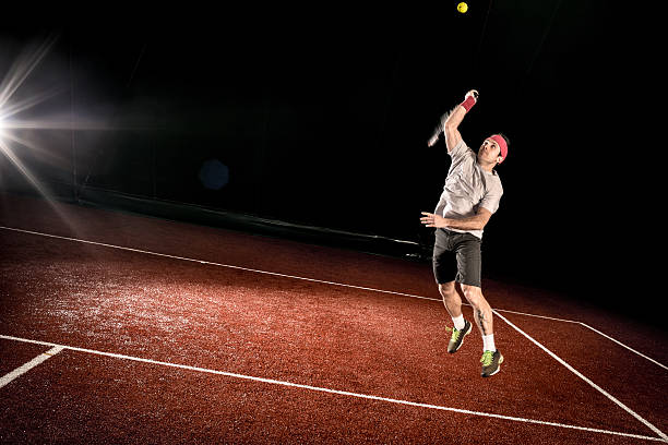 jugador de tenis de acción: salto puré - handsome man flash fotografías e imágenes de stock