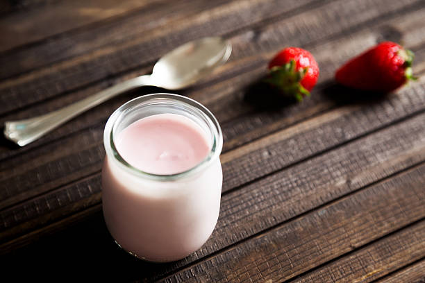 yogur con fresas - yogurt yogurt container strawberry spoon fotografías e imágenes de stock