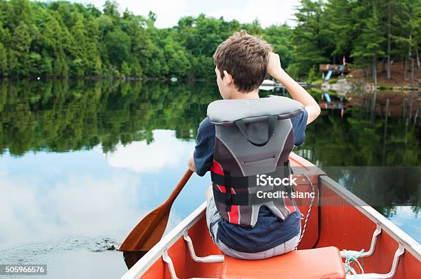 Foto de Menino Em Uma Canoa e mais fotos de stock de Criança - Criança, Acampar, Canoa