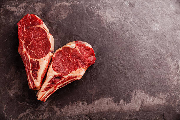 símbolo en forma de corazón sin procesar bistecs de carne de los huesos - meat raw beef love fotografías e imágenes de stock