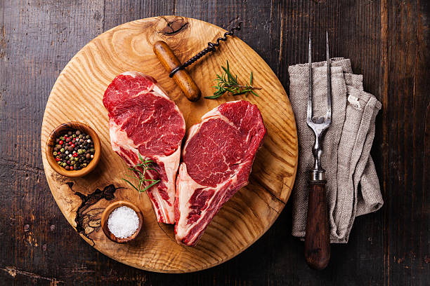 ハートの生肉ステーキを骨 - meat raw beef love ストックフォトと画像