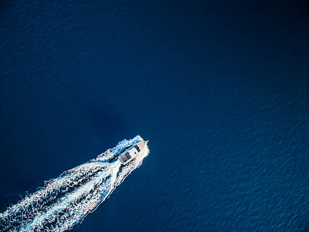 speedboat racing along the open sea - recreatieboot stockfoto's en -beelden