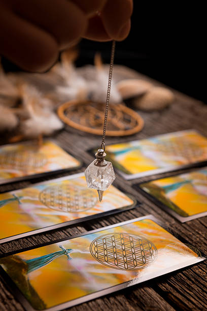 を手にタロットカード振り子 - magic magic trick vertical tarot cards ストックフォトと画像