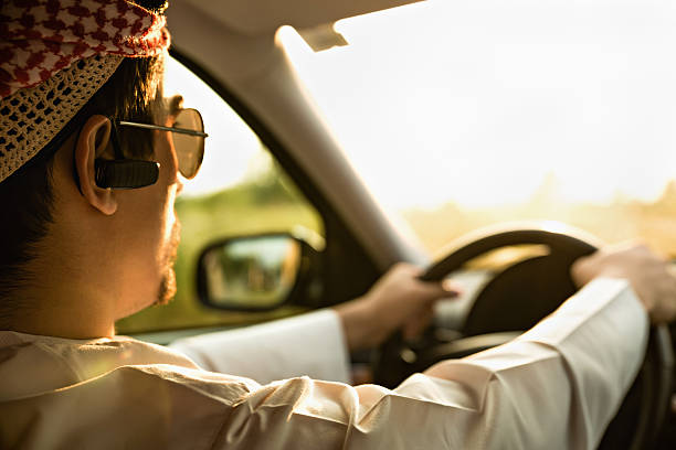 dell'uomo d'affari in auto - car driving businessman hands free device foto e immagini stock