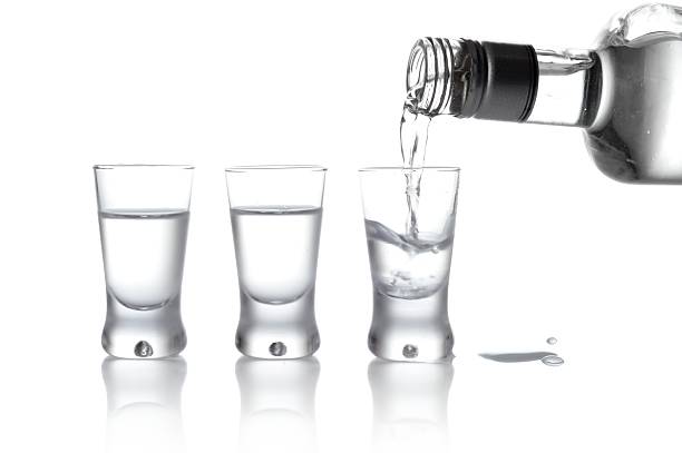 병 및 글라스잔 보드카 붓는다 유리컵 흰색 바탕에 그림자와 - isolated on white bottle alcohol alcoholism 뉴스 사진 이미지