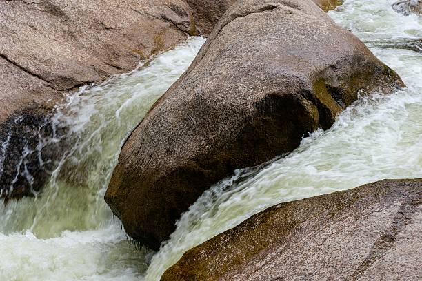 torrent de la montagne, saint vrain canyon, dans le colorado - st vrain photos et images de collection