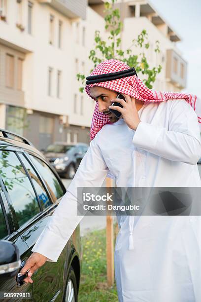 Jóvenes Árabes Al Lado Del Coche Foto de stock y más banco de imágenes de Abrir - Abrir, Accesorio de cabeza, Adulto