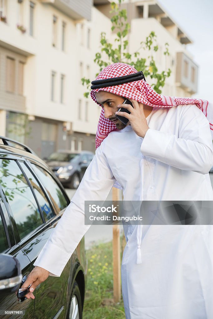 Jovem Árabe seguinte para aluguer de carros - Royalty-free A usar um telefone Foto de stock