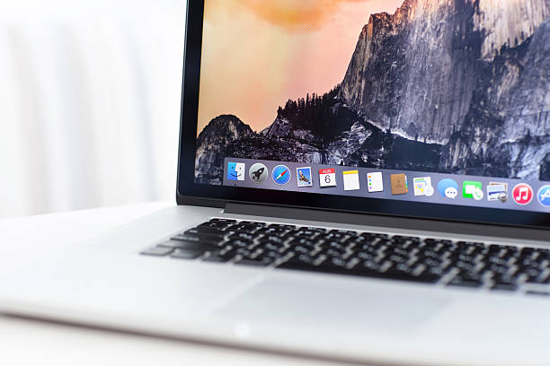 macbook pro siatkówki z systemem operacyjnym os x yosemite - macbook zdjęcia i obrazy z banku zdjęć