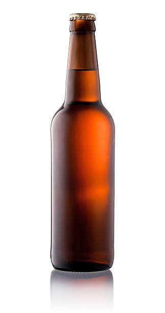 marrón botella de cerveza aislado sobre fondo blanco - bitter beer bottle alcohol beer fotografías e imágenes de stock