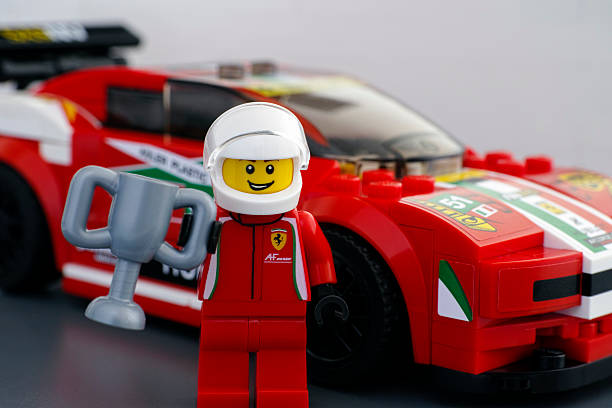 lego ferrari 458 italia gt2 kierowcy minifigure z kubek - formula one racing auto racing car sports race zdjęcia i obrazy z banku zdjęć