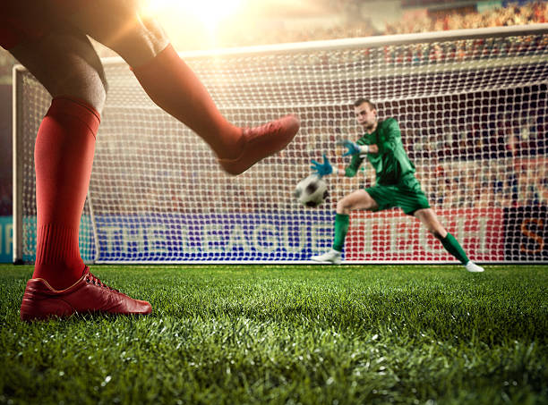 piłka nożna gry moment z goalkeeper - penalty soccer penalty shoot out goalie zdjęcia i obrazy z banku zdjęć