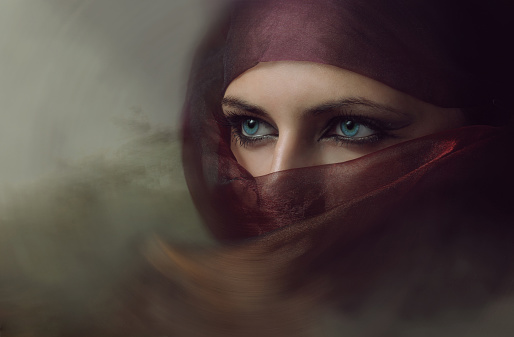 Joven mujer árabe en hiyab con sexy ojos azules. Tonificador photo