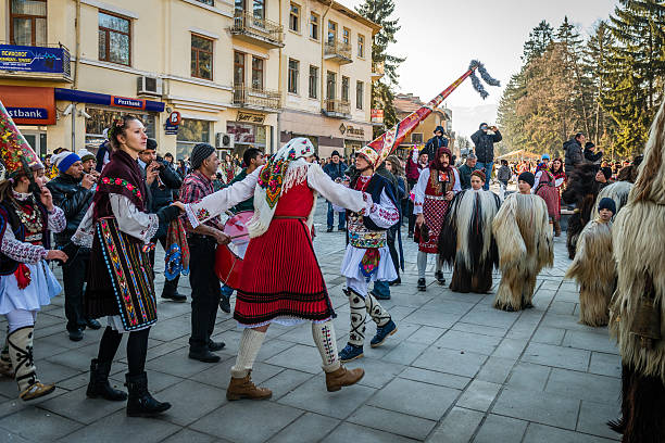 festival de mummers o kukeri en razlog, bulgaria - costume stage costume sunlight carnival fotografías e imágenes de stock