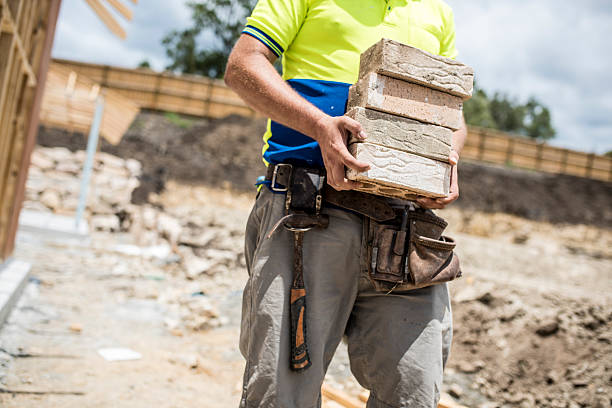 condições insuportáveis de trabalho! - brick construction construction site bricklayer - fotografias e filmes do acervo