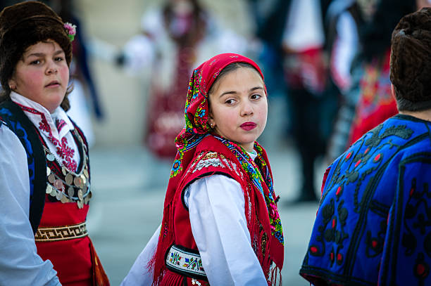 festival de mummers o kukeri en razlog, bulgaria - costume stage costume sunlight carnival fotografías e imágenes de stock