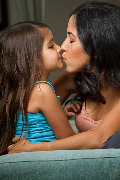 la famille - single mother one parent child kissing photos et images de collection