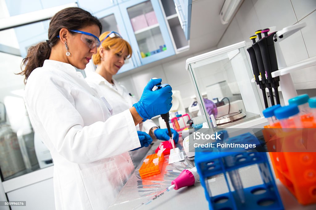 Real femmina scienziati la ricerca - Foto stock royalty-free di Laboratorio