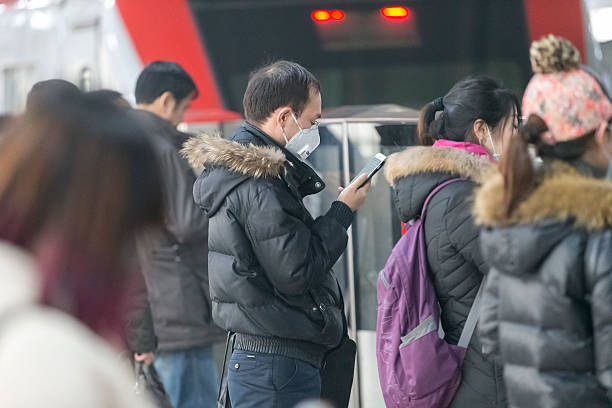 movimentada estação de metrô de beijing - smog china beijing pollution - fotografias e filmes do acervo