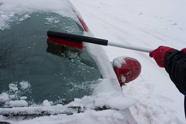 クリーニングが、ユキコ車の窓 - snow car window ice scraper ストックフォトと画像
