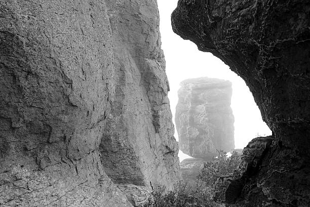 zrównoważony rock w pomnik narodowy chiricahua - chiricahua national monument zdjęcia i obrazy z banku zdjęć