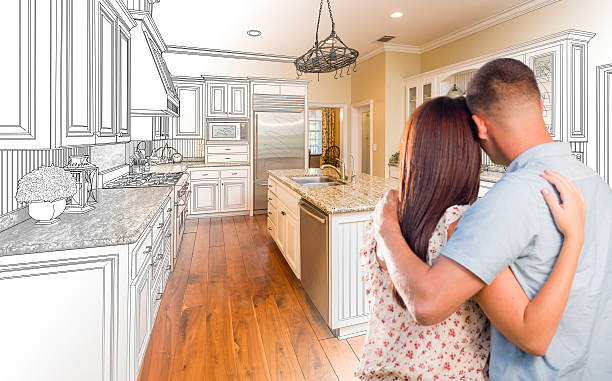 giovane coppia militare all'interno di cucina e disegno di progettazione personalizzato - blueprint plan house home improvement foto e immagini stock