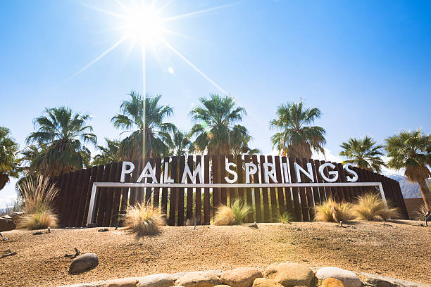 señal de bienvenida de palm springs - palm desert fotografías e imágenes de stock