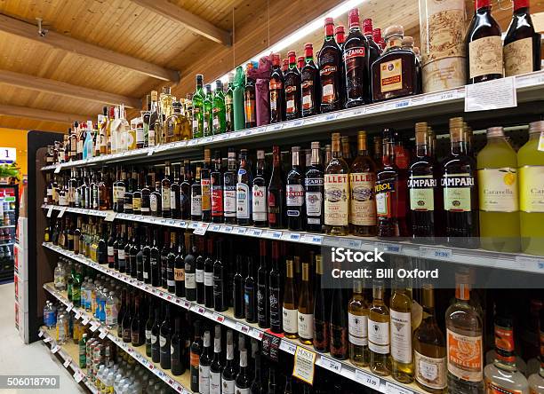 Photo libre de droit de Magasin De Vins Et Spiritueux Service Dachat De Denrées Alimentaires banque d'images et plus d'images libres de droit de Alcool