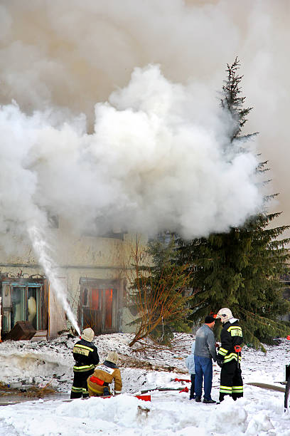 fuego en una casa - natural disaster fire office fire department fotografías e imágenes de stock