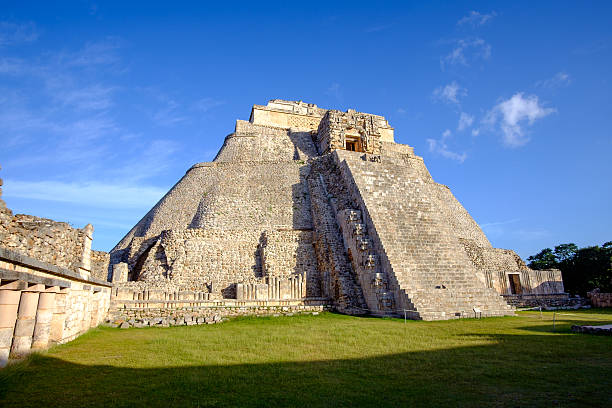 vue panoramique de pyramide maya de uxmal préhistorique - old fashioned staircase antique antiquities photos et images de collection