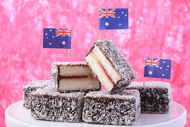 gâteaux traditionnels de lamington australien - lamingtons photos et images de collection