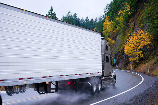 полупрозрачный грузовик прицеп и reefer колеса в осенний дождь пыли - road autumn highway rain стоковые фото и изображения