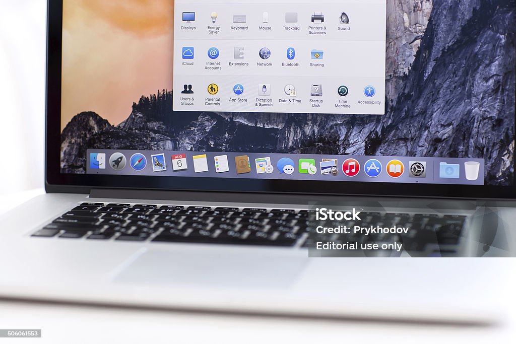 MacBook Pro Retina con la OS X Yosemite - Foto de stock de MacBook libre de derechos