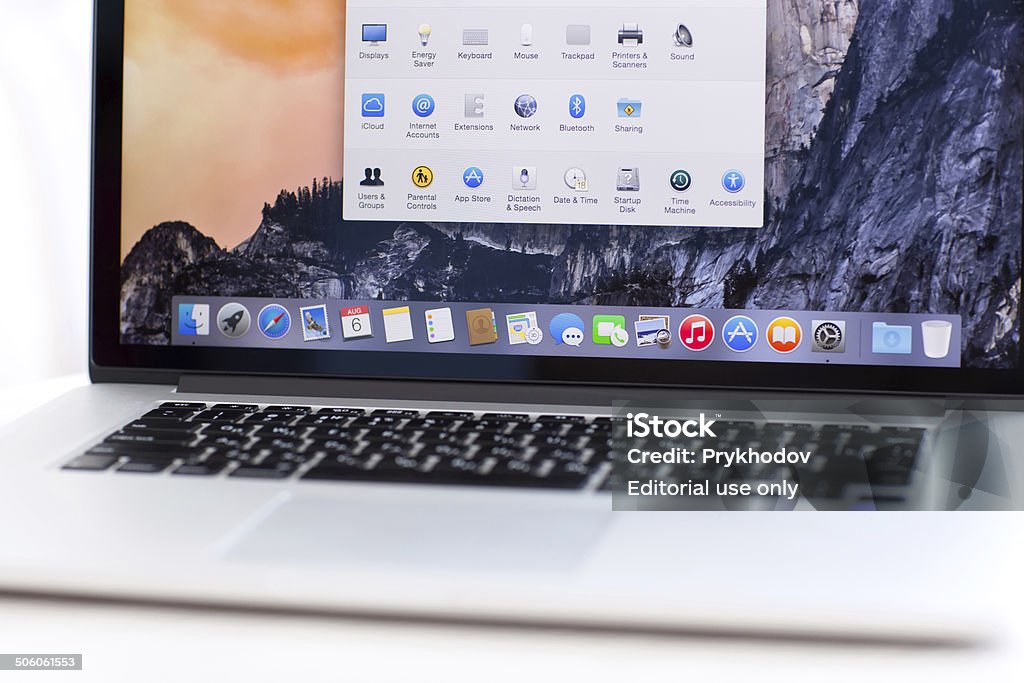MacBook Pro con Retina con OS X Yosemite - Foto stock royalty-free di MacBook