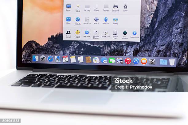 Macbook Pro Con Retina Con Os X Yosemite - Fotografie stock e altre immagini di MacBook - MacBook, Ufficio, Affari