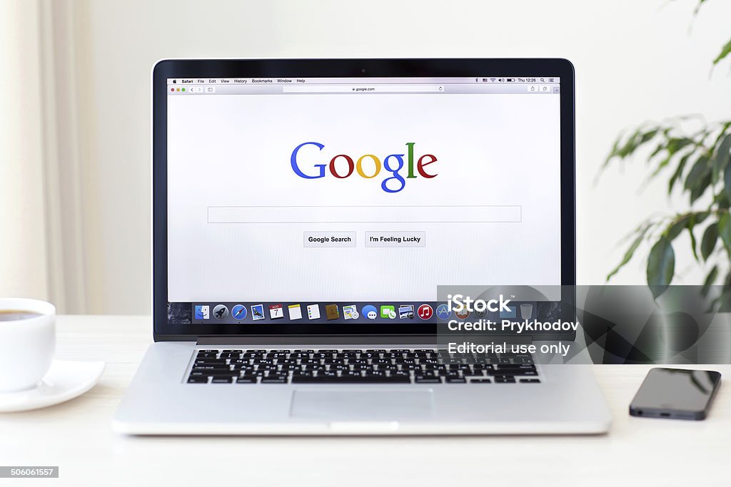 MacBook Pro 망막 Google 홈 페이지를 화면에 - 로열티 프리 Google - Brand-name 스톡 사진