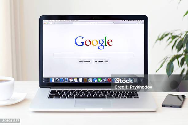 Macbook Pro Siatkówki Z Google Strona Na Ekranie - zdjęcia stockowe i więcej obrazów Google - Brand-name - Google - Brand-name, Przeglądarka internetowa, Laptop