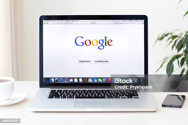 Macbook Pro Retina С Google Главная Страница На Экране — стоковые фотографии и другие картинки Google - Brand-name
