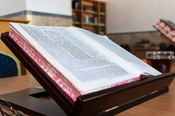 book of talmud arbeitszimmer, stender beit midrash in hebräisch - talmud stock-fotos und bilder