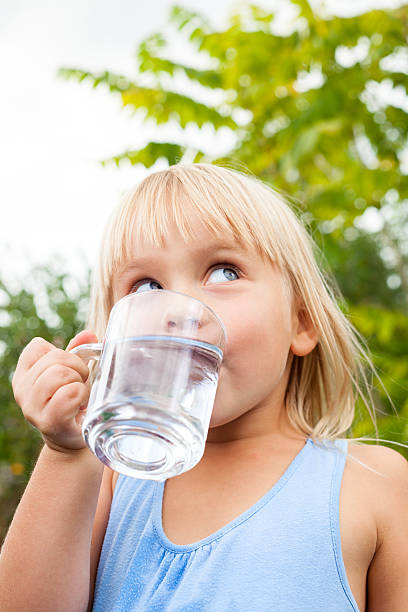 dziecko wody pitnej na świeżym powietrzu - children only healthy lifestyle vertical close up zdjęcia i obrazy z banku zdjęć