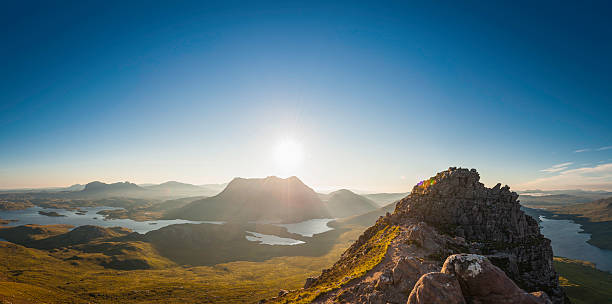maravilloso amanecer sobre los picos de las montañas silvestre panorama highlands de escocia - inverpolly nature reserve fotografías e imágenes de stock