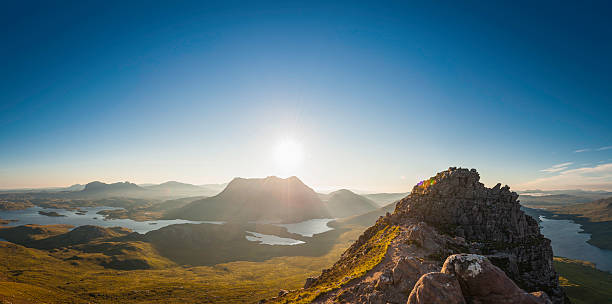 glorioso nascer do sol no panorama de picos de montanha reserva ecológica de terras altas da escócia - loch assynt imagens e fotografias de stock