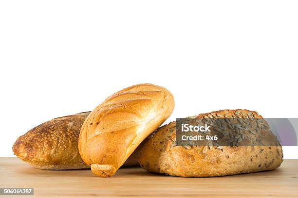 Brot Auf Den Tisch Stockfoto und mehr Bilder von Brotsorte - Brotsorte, Fotografie, Freisteller – Neutraler Hintergrund