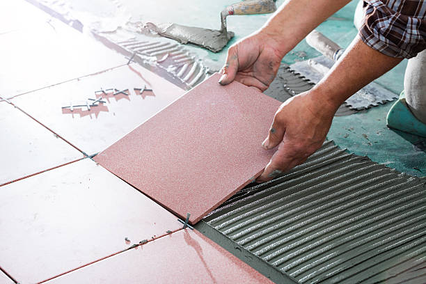 trabalhador instalar telhas-profissional - tile adhesive imagens e fotografias de stock